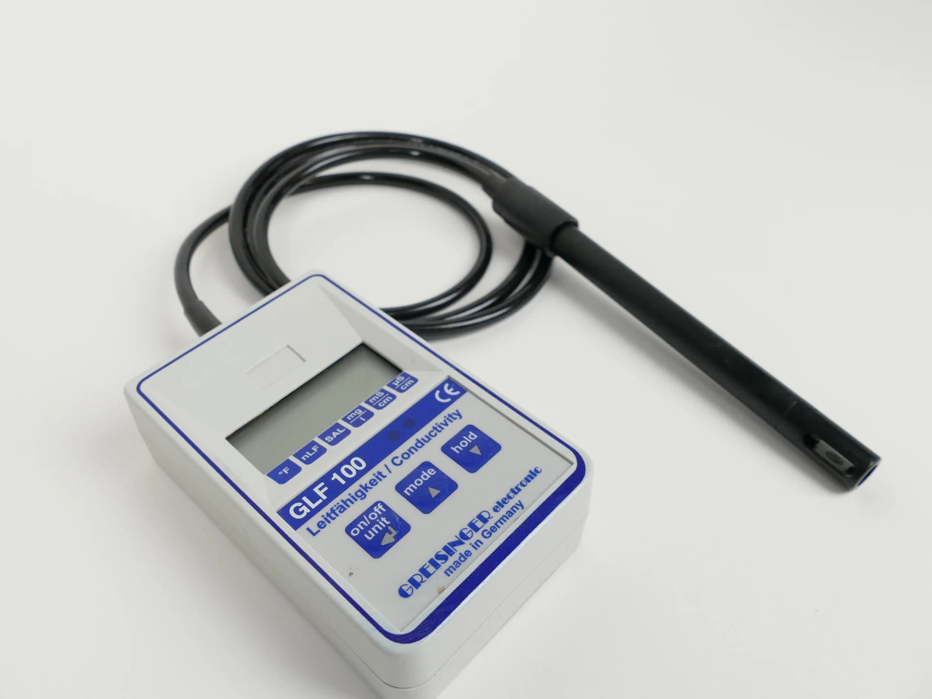 Conductivity meter and liquid measurement probe