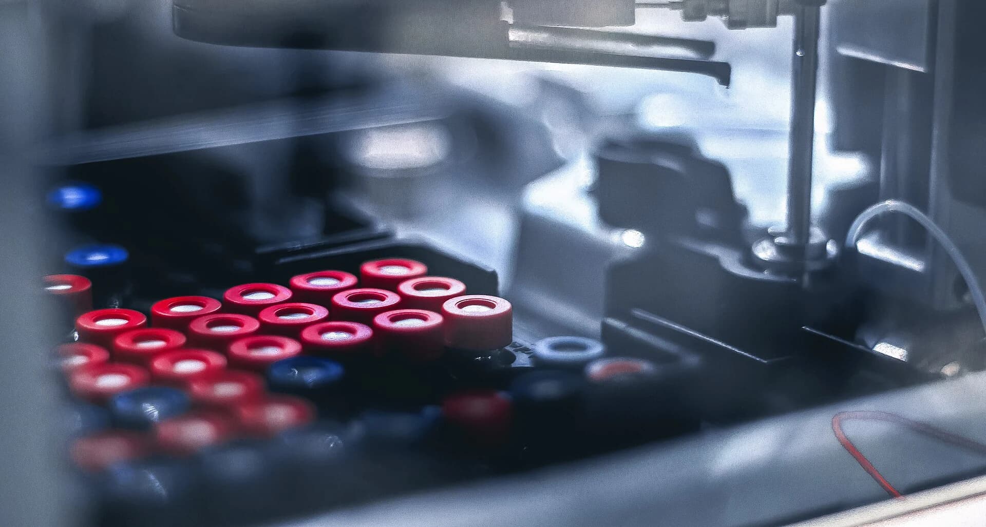 Sample vials and injection mechanism in an HPLC autosampler