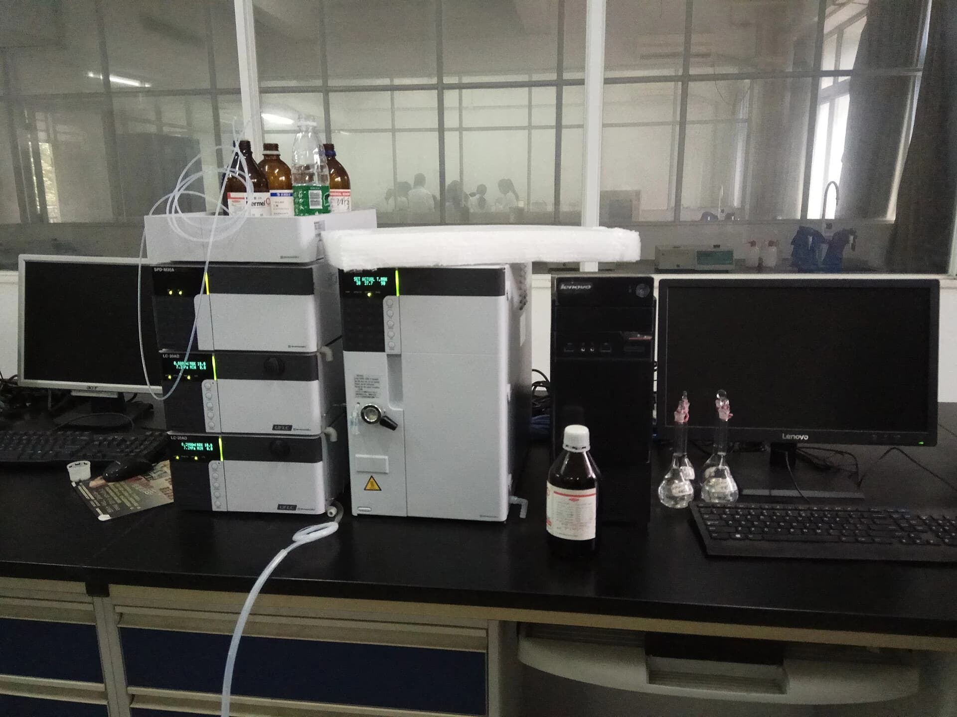 High-performance liquid chromatography system with solvent bottles