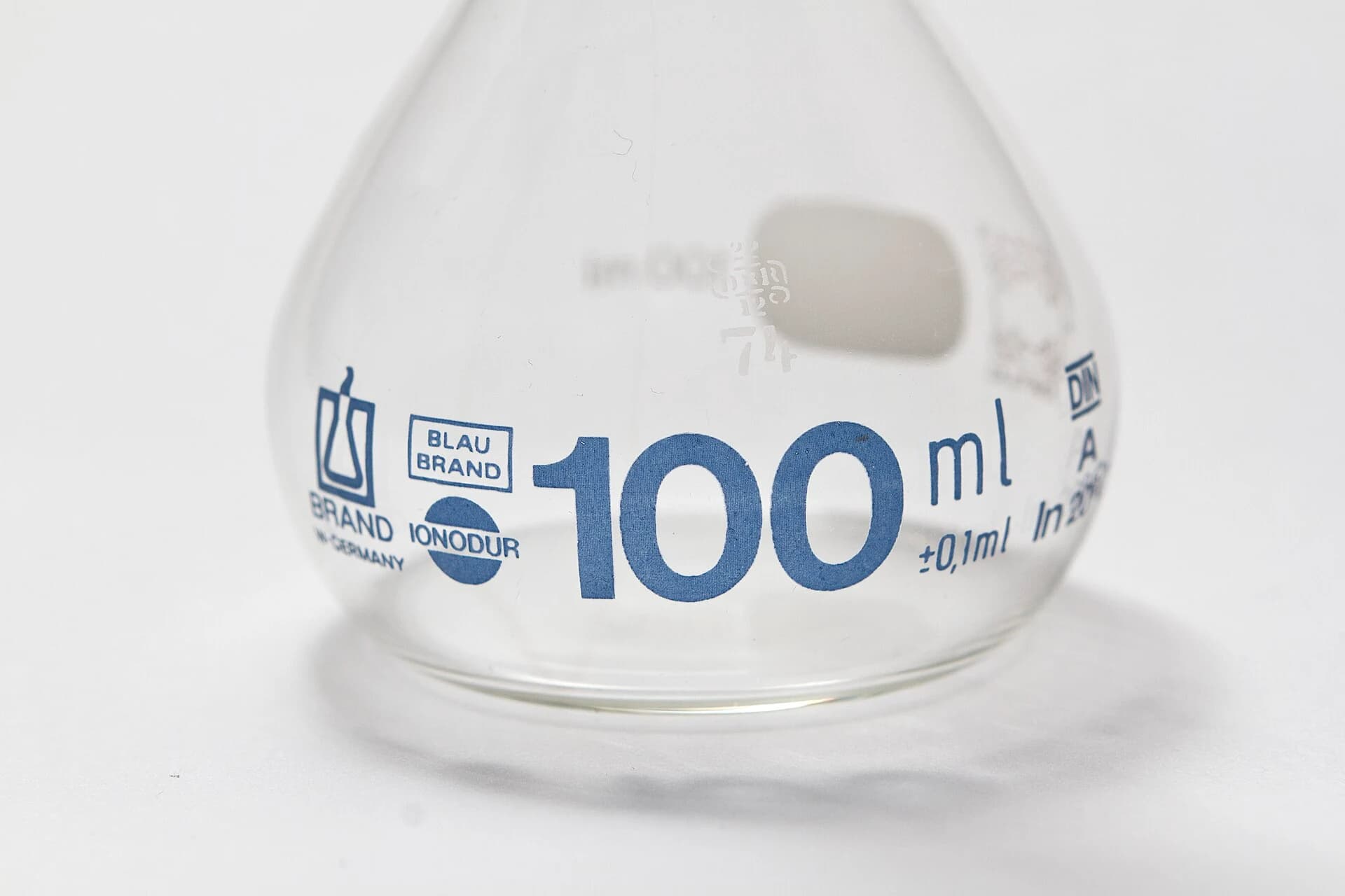 Volumen- und Klassenkennzeichnung eines 100-ml-Messkolbens